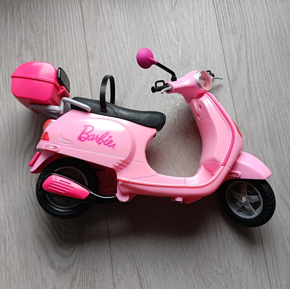 Barbie Pink Piaggio Vespa 2008 Mattel